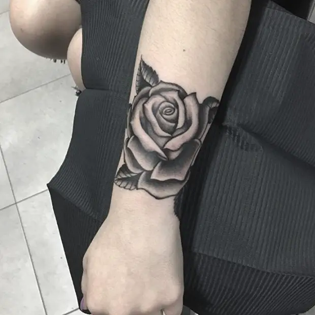 Single Black Rose Tattoo - Ziehen Sie Ihre Tinte Sucht mit 50 der schönsten Rose ... - Roses are a standout amongst the most prominent tattoo outlines for the men and ladies to get.